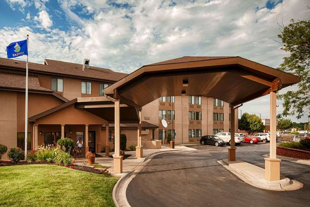 Quality Inn & Suites Lawrence - University Area Exterior photo